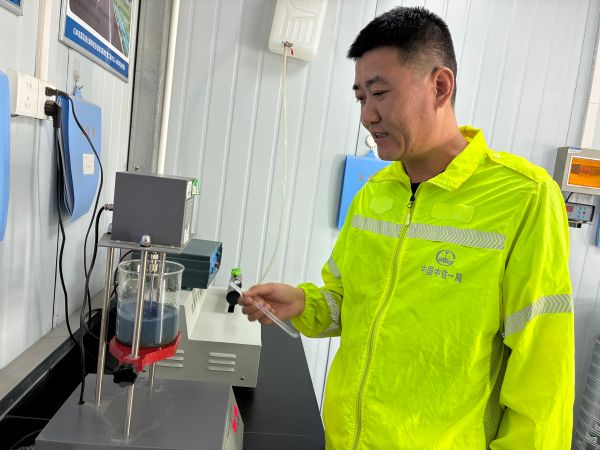 工作中的李超君（右）