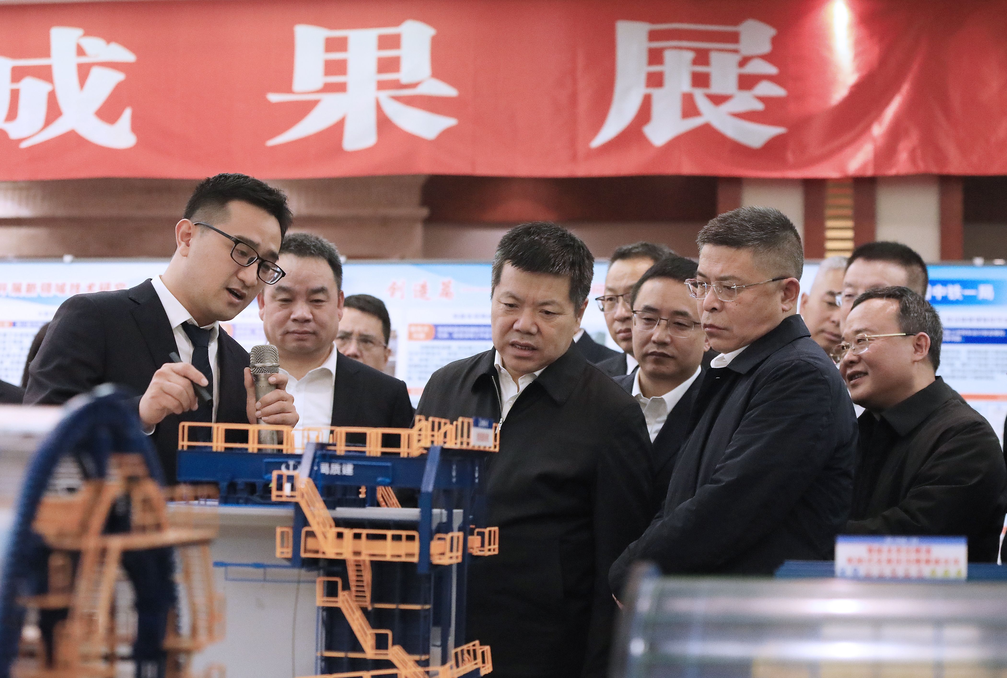 公司在中鐵一局首屆創(chuàng)新大會上斬...